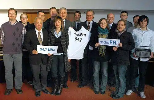 Bürgermeister Uli Hess gab den offiziellen Startschuss für das Campus-Radio radioFH. Foto: Stadt Meschede