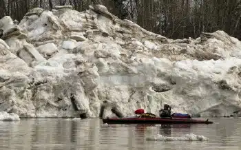 Eiswand am Ufer des Mackenzie Rivers