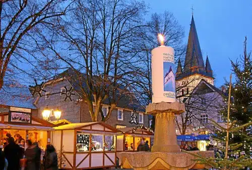 Foto: Weihnachtsmarkt in Drolshagen mit der wohl größten Weihnachtskerze im Sauerland.