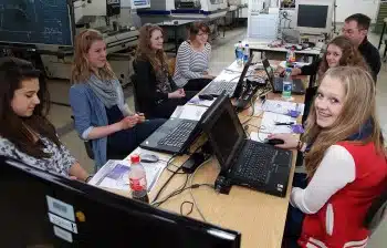 Laboringenieur Rudolf Rötering zeigte den Schülerinnen, wie man mit einer CNC-Maschine Schriftzüge in Schilder fräst. 