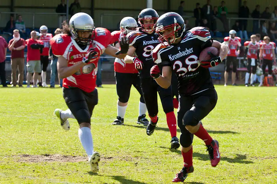 Der später wegen Schulterverletzung ausgeschiedene Florian Theile auf dem Weg zum Touchdown