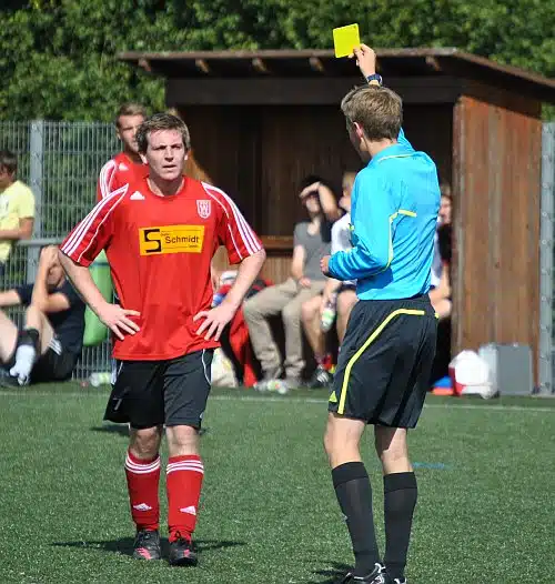 Schiedsrichter Marco Giese war zwischenzeitlich mit der Spielleitung überfordert. Für die Bezirksliga fehlte einfach noch ein wenig Erfahrung.