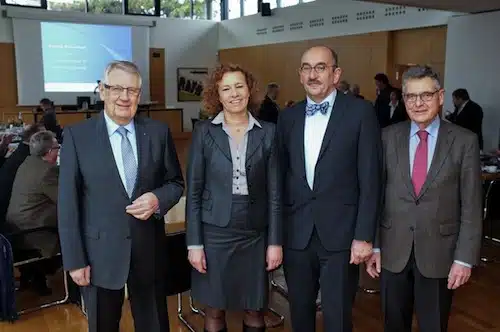 Foto:  v.l.n.r.: IHK-Präsident Klaus Vetter, Landgerichtspräsidentin Dagmar Lange, Prof. Jürgen Ulrich, Wilhelm Hundhausen, Vorsitzender des Sachverständigenausschusses  