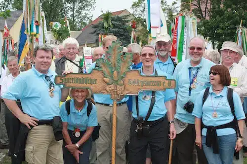 Foto: Aloys Steppuhn (2. v.l.) als aktiver Wanderer an der Spitze des SGV während des Deutschen Wandertages 2012 in Bad Belzig 