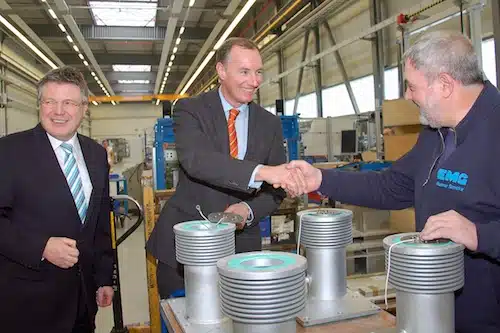 Foto: Matthias Heider und Siegfried Koepp beim Rundgang durch das Unternehmen