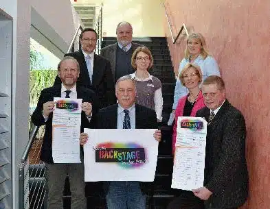 Erläuterten bei einem Pressetermin in den Räumen der Firma Durable das Projekt "backstage / backPack" (v.l.): Jürgen Zeuner, Ausbildungsleiter der Fa. Durable, die das Projekt bereits unterstützt, Thomas Haude (GfW), Gerd Eigenbrodt (SIHK), Georg Christophery (Stadt Iserlohn), Christine Mause (Leiterin Berufsberatung Agentur für Arbeit), Katrin Brenner (Leiterin des städtischen Ressorts Generationen und Bildung) Jutta Groß (Geschäftsführerin KJU) sowie Josef Schulte (Leiter Öffentlichkeitsarbeit Märkischer Arbeitgeberverband).