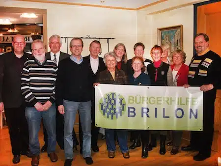 Der Vorstand der Bürgerhilfe Brilon mit Bürgermeister, Siegfried Gründer (2. v.l.) und Gerda Metternich (Bildmitte) als „fleißigste“ Hilfeerbringer des abgelaufenen Jahres und Dr. Sigrid Blömeke (Bildmitte hinten)