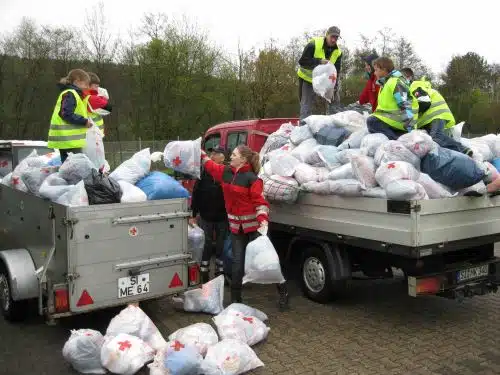 Foto: : Helferinnen und Helfer unserer Rotkreuzgemeinschaft Irmgarteichen beim Verladen der Kleidertüten.  