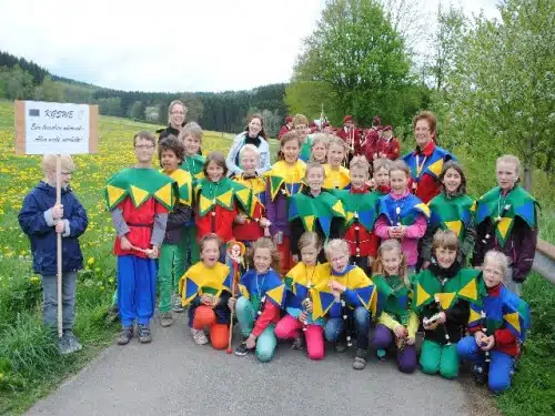 Die Grundcshüler der örtlichen Grundschule Welschen Ennest mit ihren Lehrern.