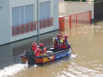 DLRG Hochwasserboot auf Kontrollfahrt