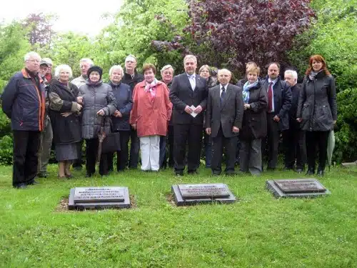 Gemeinsam mit Vertretern aus Heimatbund, Bund der Vertriebenen, Rat und Verwaltung weihte Bürgermeister Wolfgang Fischer (mi.) jetzt die Gedenktafeln auf dem Olsberger Friedhof ein. Bildnachweis: Stadt Olsberg 