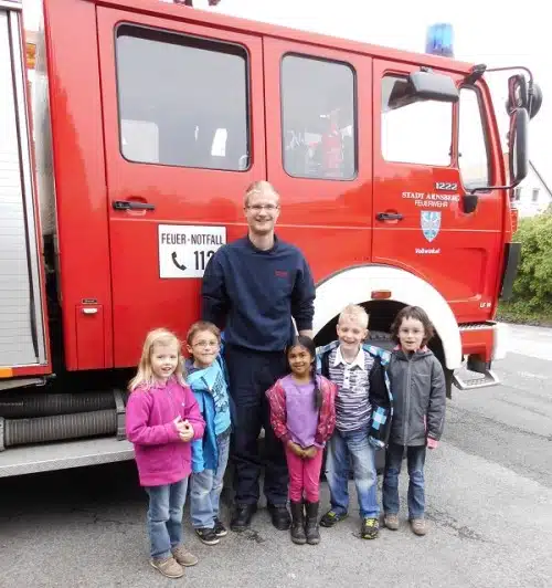 Einige der Maxi-Kinder mit Brandschutzerzieher Andre Stecken.