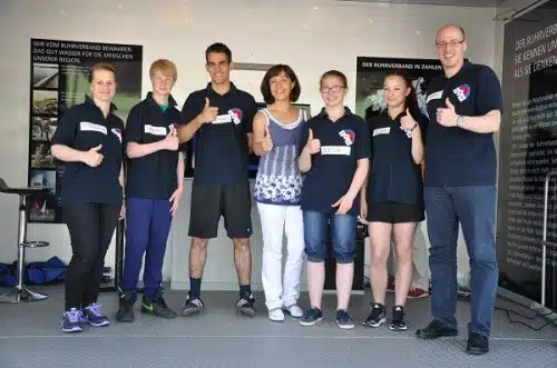 Das Team der Gemeinde Kirchhundem: v.l. Daniela Vomhof, Daniel Ruegenberg, Miguel Da Silva Gomes,Scchulleiterin Sabine Tigges, Luisa Schönknecht, Alina Kellermann und Stadtpate Tobis Middelhof