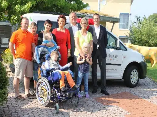 über das neue Auto freuen sich: v.l.Familie Kerber mit ihren Söhnen Nico, Leon und Elias, Margit Tönnies, Rüdiger Barth, Ines Debinski mit Tochter Anna und Peter Lüdorf   (Fotos:Andrea Schreiber)