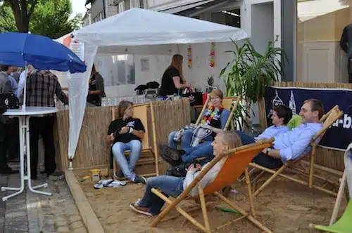 Trotz herbstlichem Wetter zog die Strandbar der Jungen Union bereits letztes Jahr viele Besucher an (Quelle: Junge Union Brilon).