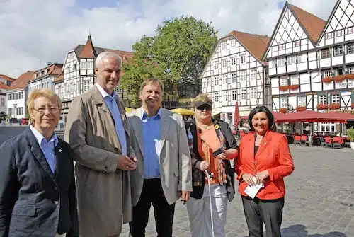 Die Navigationstechnologien von Guide4Blind führten Minister Duin mittels Smartphone (2. v. l.) auch auf den Soester Marktplatz. Begleitet wurde er beim Rundgang durch die Soester Altstadt unter anderem von (v. r.) Landrätin Eva Irrgang, Projekteilnehmerin Heike Ferber, Projektleiter Jörn Peters, und Soests Vizebürgermeisterin Christiane Mackensen. Foto: Wilhelm Müschenborn/Pressestelle Kreis Soest