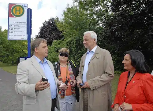 An der Bushaltestelle Osthofentor und anschließend im RLG-Bus erläuterte Projektleiter Jörn Peters (l.) Minister Duin die Funktionalitäten des BusGuide 2.0. Mit dabei Landrätin Eva Irrgang (r.) und Projekteilnehmerin Heike Ferber. Foto: Wilhelm Müschenborn/Pressestelle Kreis Soest