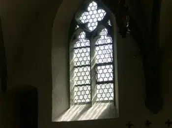 Fenster in der Kreuzkapelle der Klosterkirche St. Petri zu Oelinghausen.