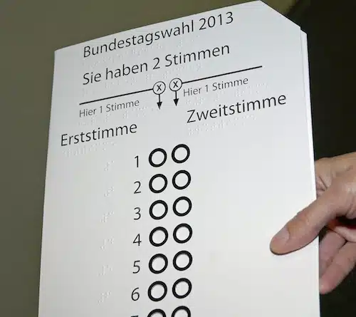 Blinde und sehbehinderte Menschen unterstützt eine Stimmzettelschablone (Foto: Kreis Soest).