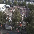Webcam mit Blick auf den Marktplatz Olpe. Zahlreiche Besucher warten schon auf die Bundeskanzlerin Angela Merkel.