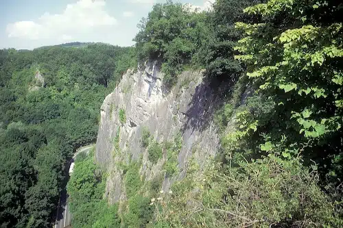 Die Kalkfelsen im Hönnetal sind landschaftsprägend sowie Heimat für seltene Tiere und Pflanzen. Foto: M. Bußmann/Märkischer Kreis