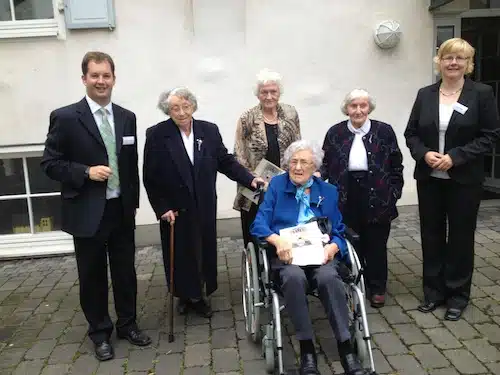 Vier der sechs Kronjuwelen-Konfirmandinnen (75 Jahre konfirmiert) stellten sich zum Foto mit dem Pfarrehepaar Dr. Dietmar Kehlbreier (l.) und Merle Vokkert (r.), v.l.: Gerda Foerste, Gisela Zoebe, Käthe Tischhäuser, Edith Vogtland (Quelle: Ev. Kirchengemeinde Altena).