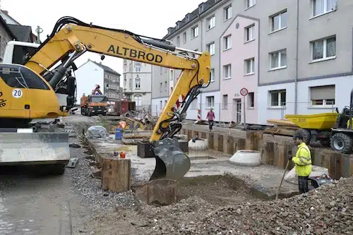 In der Eckeseyer Straße haben die Mitarbeiter der vom WBH beauftragten Altbrod GmbH damit begonnen, die Baugrube des Regenüberlaufbauwerkes zu schließen und die Straße wieder herzustellen (Quelle: Stadt Hagen).