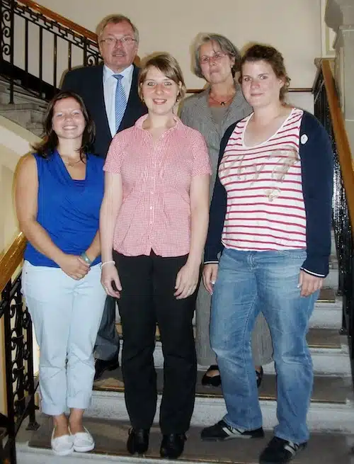 Die neuen Grundschullehrerinnen (von links): Marie-Sophie Nolting, Daniela Franck und Sandra Grimm. Dahinter Landrat Beckehoff und Elisabeth Hein-Schmidt (Foto: Kreis Olpe).