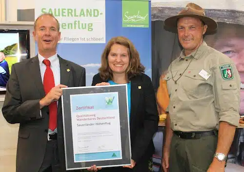 Nahmen die Urkunde „Qualitätsweg Wanderbares Deutschland“ für den Sauerland-Höhenflug entgegen (v.l.): Vorsitzender Theo Melcher, Geschäftsführerin Kerstin Berens und Andreas Vogt, Ranger des Landesbetriebs Wald und Holz NRW (Quelle: Sauerland-Tourismus e.V.).