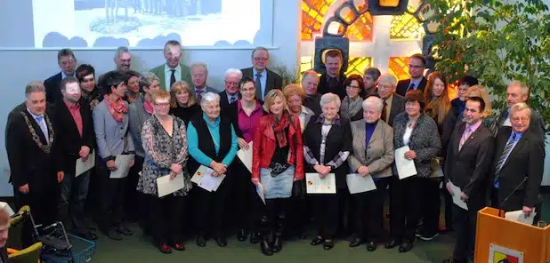 24 Bürgerinnen und Bürgern überreichte Bürgermeister Wolfgang Fischer im Rahmen des Neujahrsempfangs den Preis für bürgerschaftliche Aktivitäten (Foto: Hochsauerlandwasser GmbH).