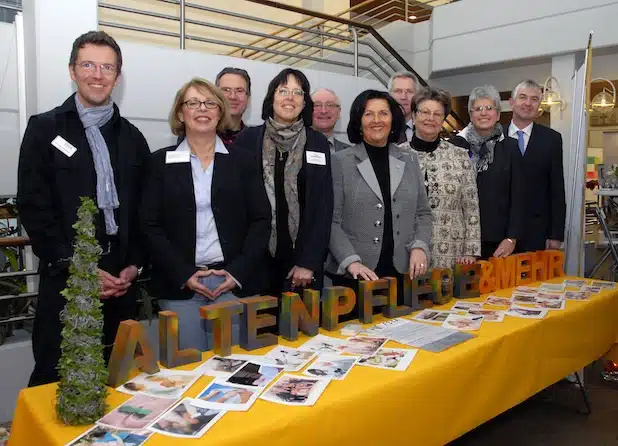 Landrätin Eva Irrgang (6. v. l.) eröffnete gemeinsam mit Dr. Reinhard Langer (5. v. l.), Geschäftsführer der Agentur für Arbeit Meschede-Soest, und Vertretern der verschiedenen Veranstalter am Mittwoch, 15. Januar 2014, die erste von vier Pflegebörsen in der Region Hellweg-Hochsauerland. Beim Startschuss für diese Veranstaltungsreihe im Soester Kreishaus war auch stellvertretende Landrätin Irmgard Soldat (3. v. r.), Vorsitzende der Pflegekonferenz, mit von der Partie (Foto: Wilhelm Müschenborn/Pressestelle Kreis Soest).