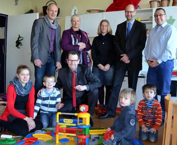 Blicken gemeinsam auf eine gute Zusammenarbeit, hier zwischen der Mendener Kindertagesstätte „St. Vincenz“ und den Iserlohner Werkstätten. Unser Foto zeigt von links: Nina Erdmann, Martin Ossenberg, Marie-Ellen Krause (VKM Menden), Kindergarten-Leiterin Anja Berg, Wolfgang Lück (Personalleiter Stadt Menden), Christophe Hessling (Iserlohner Werkstätten) und Mendens Bürgermeister Volker Fleige (kniend) - Foto: Diakonie Mark-Ruhr gGmbH.