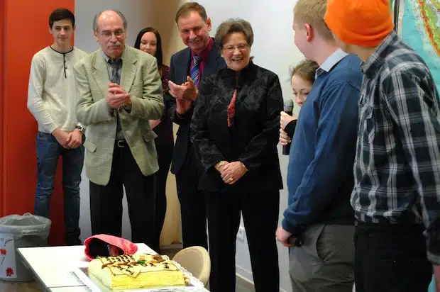 Unter anderem einen selbstgebackenen Kuchen gab es aus der Schülerschaft für die scheidende Schulleiterin Ingelore Kügler und die Lehrer Godehard Fischer und Hansi Vogel (Foto: Stadt Olsberg).