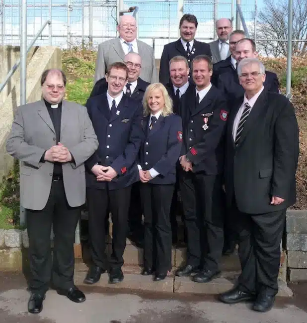 Geehrte und beförderte Angehörige der Löschgruppe Niedereimer samt Ehrengästen (Foto: Freiwillige Feuerwehr der Stadt Arnsberg).