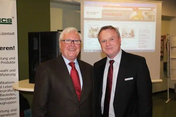 Bürgermeister Franz Holtgrewe und Manfred       Schnieders von der Agentur für Arbeit in  Lippstadt eröffneten die Ausbildungsbörse (Fotos: Stadt Geseke).