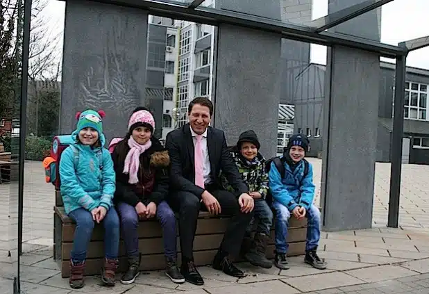 Fünf stark frequentiere Bushaltestellen in Neunkirchen wurden Ende des vergangenen Jahres mit einem Wetterschutz aufgewertet. Auch Pauline, Jennifer, Tim und Luca-Fabio, mit Bürgermeister Bernhard Baumann, profitieren davon (Foto: Gemeinde Neunkirchen).