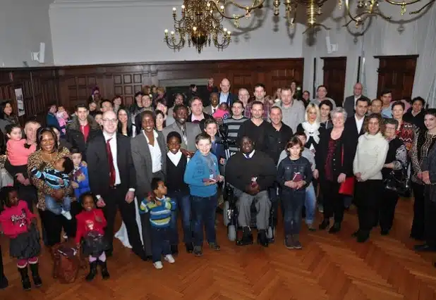 Der Rathaussaal war voll, die Freude groß: Bei der Einbürgerungsfeier der Stadt Lippstadt begrüßte Bürgermeister Christof Sommer (letzte Reihe, M.) Menschen aus 32 Nationen, um mit ihnen den Erhalt der deutschen Staatsbürgerschaft zu feiern (Foto: Stadt Lippstadt).