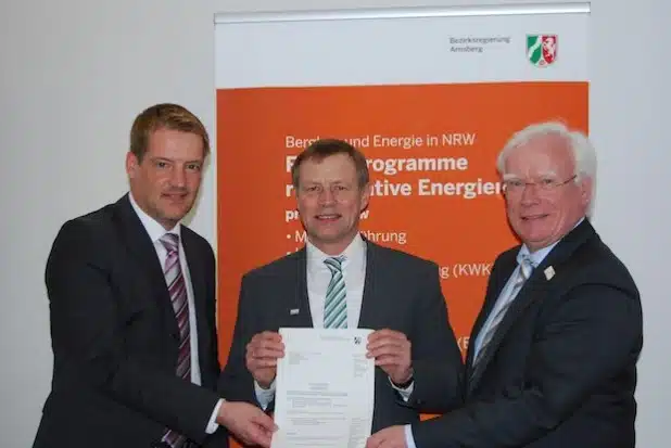 Regierungsvizepräsident Volker Milk (Mitte) mit Bürgermeister Peter Wessel (rechts) und Ralf Linnebur, Fachbereichsleiter Stadtentwicklung bei der Stadt Erwitte (Foto: Stadt Erwitte). 