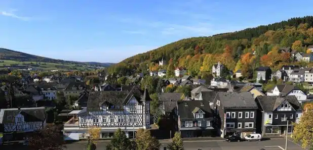 Enge Täler und eine hügelige Mittelgebirgslandschaft prägen die Gemeinde Neunkirchen. Die schwierige räumliche Situation für die Schaffung von Wohn- oder Bauflächen sollen laut Bürgermeister Bernhard Baumann im Landesentwicklungsplan Berücksichtigung finden (Foto: Gemeinde Neunkirchen).