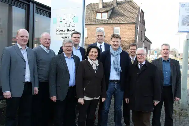 Gemeinsam mit Bürgermeister Franz Holtgrewe (2. v. r.) traf sich Landrätin Eva Irrgang zu einem Gespräch mit der Geschäftsführung der Hunold + Knoop Kunststofftechnik GmbH in Geseke (Foto: Paul Knierbein/Kreis Soest).