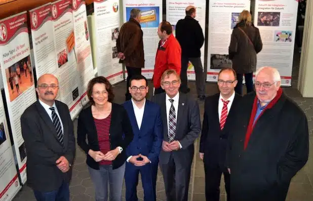 Ercan Atay, Dagmar Freitag, Dimitrios Axourgos, Bürgermeister Dr. Peter Paul Ahrens, Michael Lichtnecker und Freddy Klahold (v.l.) bei der Eröffnung der Ausstellung „Integration und Sport“ (Foto: Stadt Iserlohn).