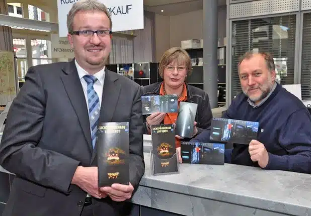 Dirk Rabe (Sparkasse Lippstadt), Christa Niedner (Stadtinformation im Rathaus) und Josef Wittrock (Fachdienst Kultur und Weiterbildung der Stadt Lippstadt) präsentieren den neuen Flyer zur Lichtpromenade (Foto: Stadt Lippstadt).