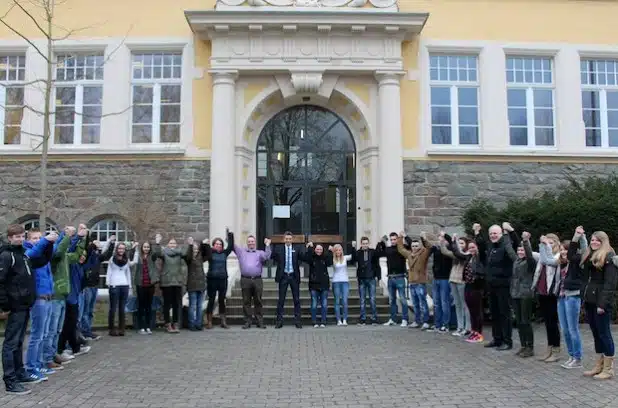 Die Schülerinnen und Schüler des Rivius-Gymnasiums hoffen gemeinsam mit Bürgermeister Wolfgang Hilleke, Susanne Filthaut vom Stadtmarketing, Rektor Rudolf Hermanns und Lehrer Sven Arriens auf eine große Beteiligung an der Menschenkette gegen Rechts (Foto: Hansestadt Attendorn).