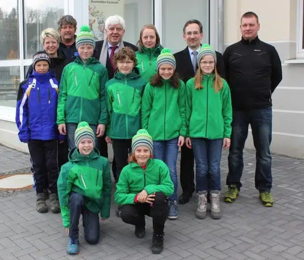 Bürgermeister Dr. Torsten Spillmann (2 hinten rechts) und Landrat Paul Breuer (2. hinten links) empfingen jetzt die erfolgreichen Langläufer des Städtischen Gymnasiums Bad Laasphe bei ihrer Rückkehr vom Bundsfinale „Jugend trainiert für Olympia“ (Foto: Kreis Siegen-Wittgenstein).