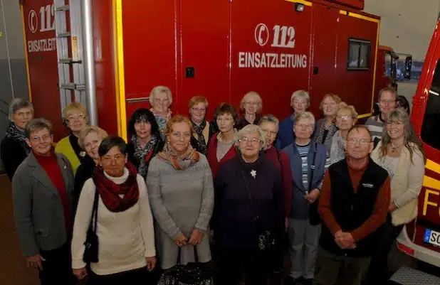 21 ehrenamtliche Mitarbeiterinnen und Mitarbeiter der Alzheimer Gesellschaft im Kreis Soest e.V. um Vorsitzende Monika Ismar besuchten das Rettungszentrum des Kreises (Foto: Wilhelm Müschenborn/Pressestelle Kreis Soest).