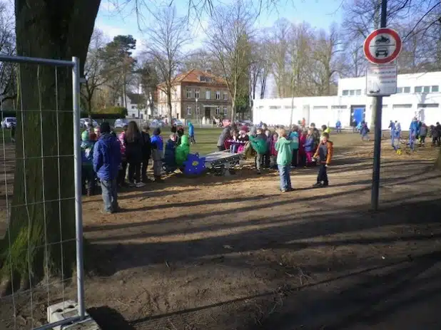 Dichtes Gedränge und eine lange Schlange: Die neue Blumenwippe auf dem Pausengelände der Martinschule in Cappel erfreut sich unter den Grundschülern großer Beliebtheit (Foto: Stadt Lippstadt).