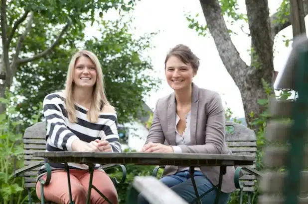 Helena Fromm und Katharina Schuh, zwei Oeventroper Mädels kennen sich seit der Kinder- und Jugendzeit und haben in Arnsberg gemeinsam ihr Abitur gemacht. Sie unterstützen als Botschafterinnen die Initiative Medizinstipendium HSK. Katharina Schuh war zum Thema medizinische Versorgung auf dem Land zuletzt Gast in der Sendung Stern TV (Foto: Laura Boucsein).