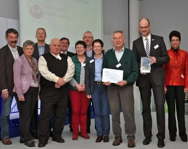 Ehrenamtliche Helfer, Vertreter von Caritas, Haus Metropol, der Einkaufsmärkte und des Büros für bürgerschaftliches Engagement der Stadt Lippstadt sowie Bürgermeister Christof Sommer (2.v.r.) nahmen die Auszeichnung der NRW.BANK von Jurymitglied und Laudatorin Dr. Kerstin Witte (rechts) entgegen (Foto: Stadt Lippstadt).