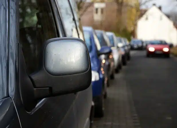 Die Zahl der Pkw im Kreis Soest wuchs 2013 um 2.830 oder 1,23 Prozent auf 233.511. Das weist die Jahresstatistik der Zulassungsstellen des Kreises Soest aus. Das Bild zeigt Autos vor dem zweiten Eingang des Kreishauses (Foto: Judith Wedderwille/Pressestelle Kreis Soest).