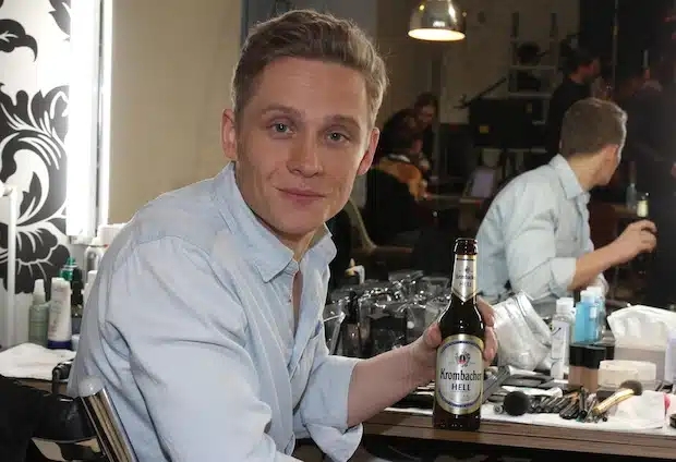 Matthias Schweighöfer lässt sich gerne in einer Produktionspause schon einmal ein  Krombacher Hell schmecken (Foto: Krombacher Brauerei Bernhard Schadeberg GmbH & Co. KG).